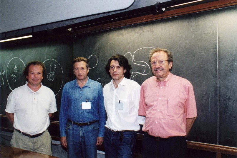 Jean-Christophe Yoccoz, ao lado de Yacov Sinai, Marcelo Viana e Jacob Palis, em 2005