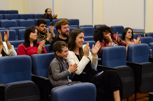 O público saúda os novos Acadêmicos (Foto: Rochele Zandavalli/UFRGS)