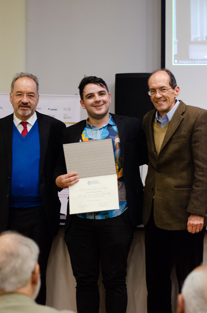 Amurabi Pereira de Oliveira recebe o diploma das mãos dos Acadêmicos Alvaro Prata e Ruben Oliven (Foto: Rochele Zandavalli/UFRGS)