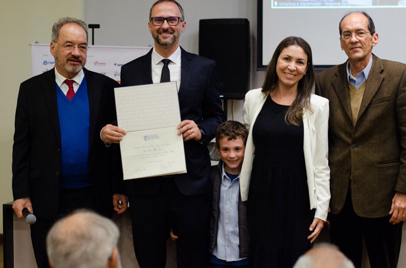 Tiago Elias Frizon recebe o diploma de novo membro afiliado ABC (Foto: Rochele Zandavalli/UFRGS)