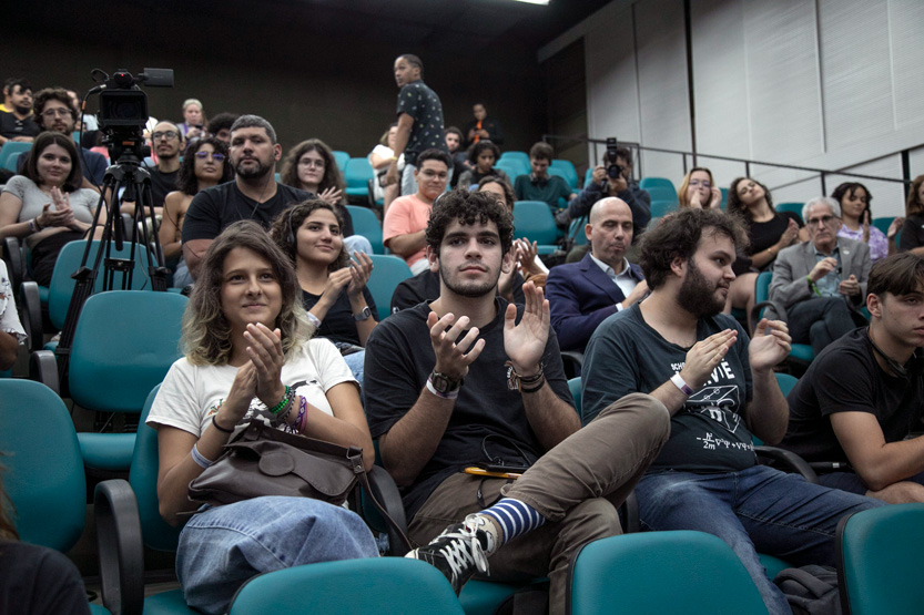 Plateia de estudantes nas sessões interativas do evento Diálogo Prêmio Nobel Rio, na UERJ