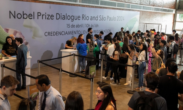 Estudantes inscritos esperam na área de credenciamento do evento Diálogo Prêmio Nobel Rio