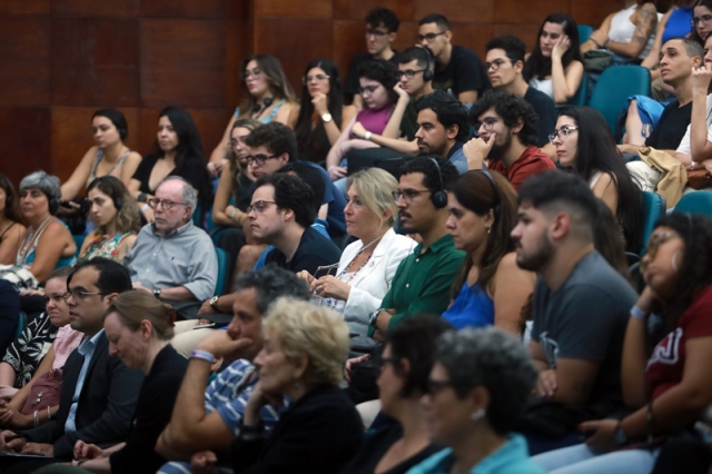 Plateia de estudantes e acadêmicos das sessões interativas do evento Diálogo Prêmio Nobel Rio, na UERJ